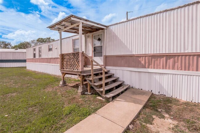 Building Photo - 1345 FM 405