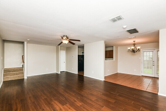 Foto del edificio - 205 Cres Ridge Dr