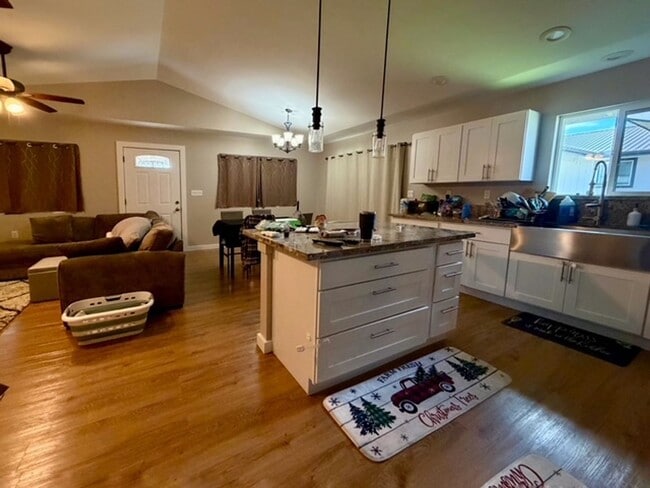 Building Photo - Beautiful & spacious 3 bedroom, 2 bathroom home in Ainaloa Subdivision.