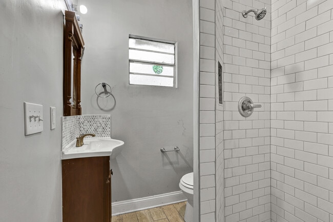 Foto del edificio - 1117 E 11th St