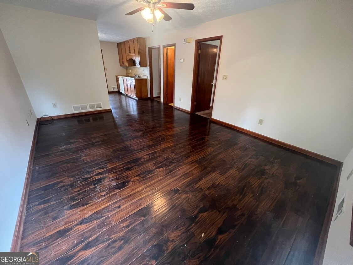 Foto principal - 982 Locust Dr NE