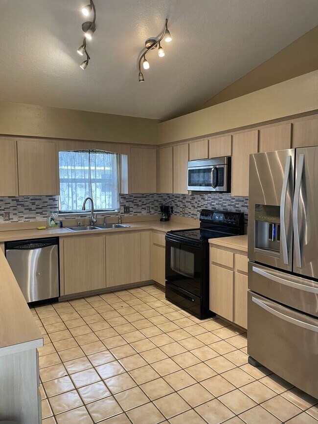 Foto del edificio - Available Now! 3 bedroom 2 bath with a poo...