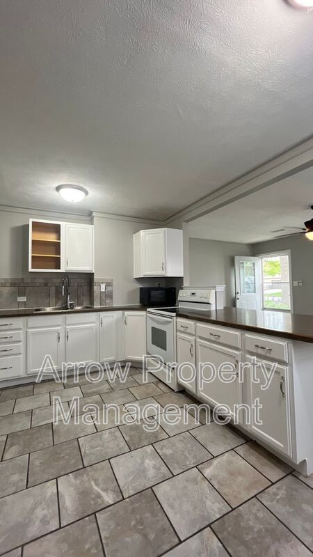 Foto del edificio - 6824 Logan Ave