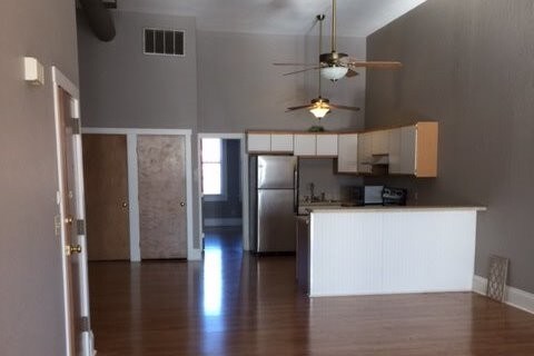 sala de estar/ cocina - 104 E Prairie St