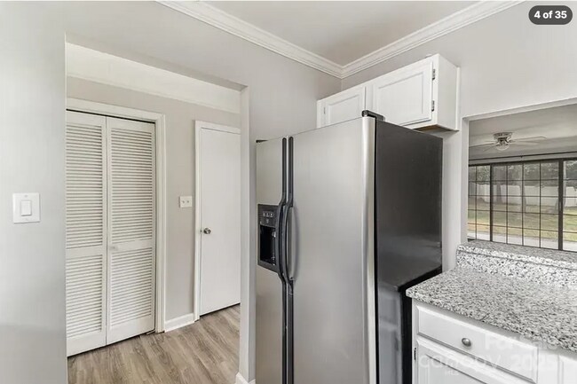 Foto del edificio - 7610 Woods Ln