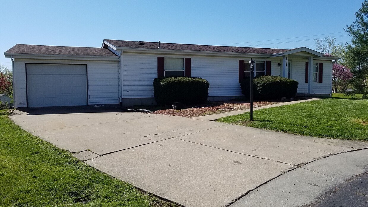 Foto principal - 4 bd, 2.75 ba N Columbia, 2nd living room ...