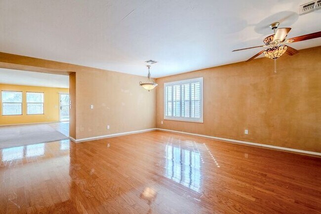 Building Photo - Bright & Spacious 3-Bed Oasis with Pool in...