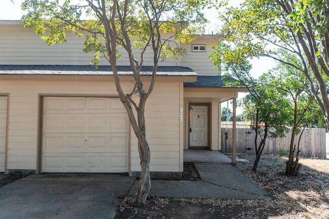 Building Photo - 927 Chisholm Cove