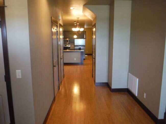 Foto del edificio - Gorgeous 3 Bedroom Condo- Across Street fr...