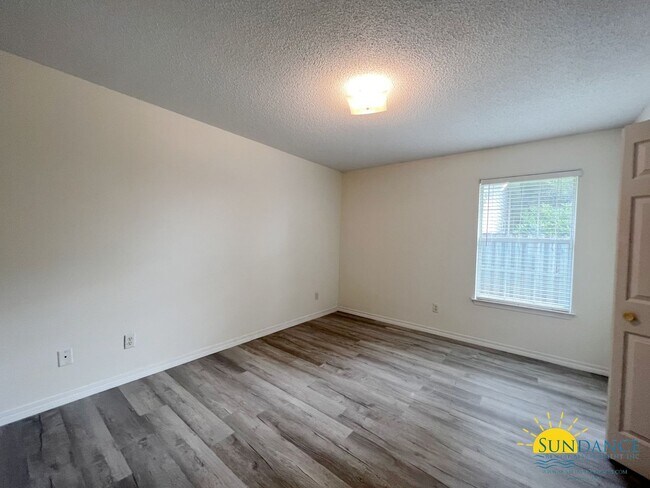 Foto del edificio - Renovated 2-Bedroom Unit in Crestview- Mov...
