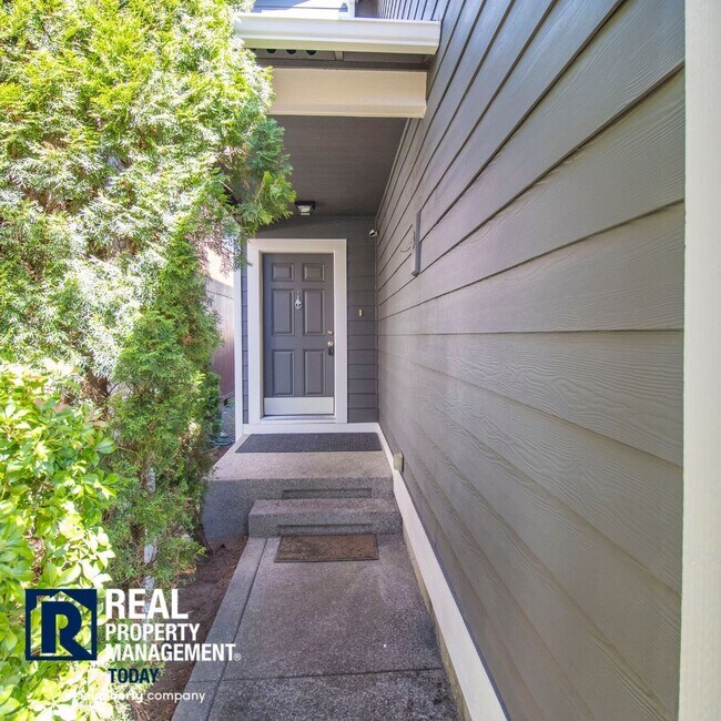 Foto del edificio - Great 3 Bedroom with 2 Car Garage + Fenced...