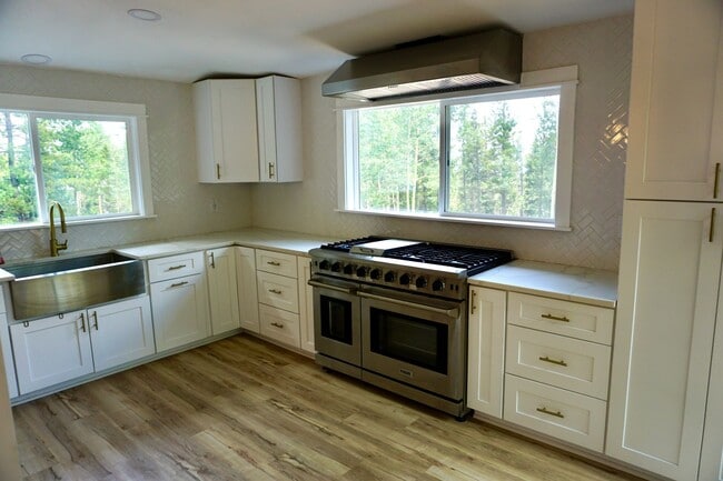 Building Photo - Unique Mountain Home 3 Bed/4 Bath with Wor...