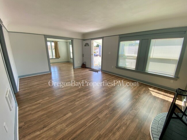Building Photo - Johnson Ave: 2bdrm / 1 ba Home