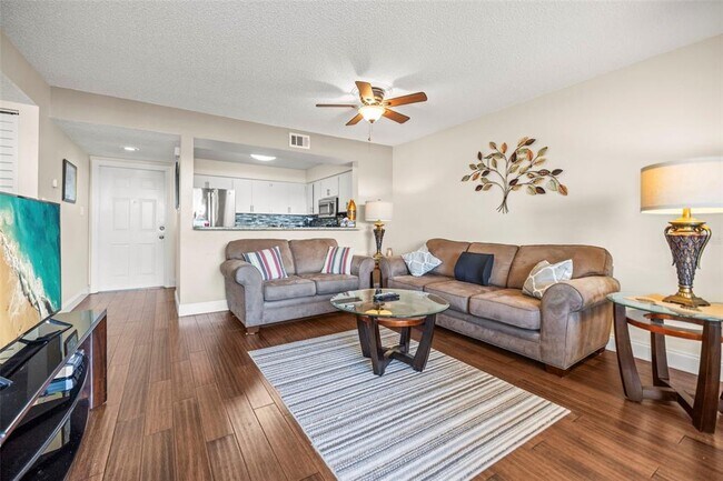 Foto del edificio - 6826 Stonesthrow Cir N