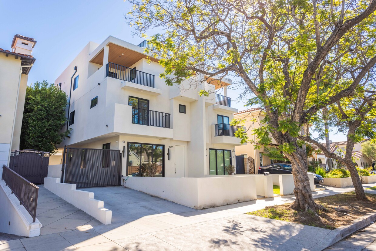 Primary Photo - 456 N Poinsettia Pl