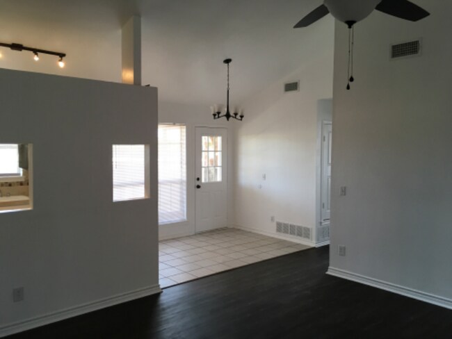 Building Photo - 5209 Northview Dr