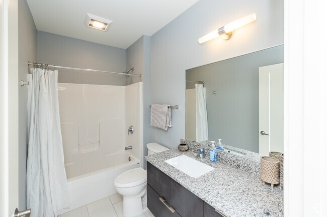 2 habitaciones, 2 baños - 978 pies cuadrados - Baño - Skyline Tower