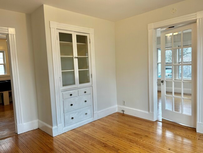 Building Photo - 10 Eleanor St