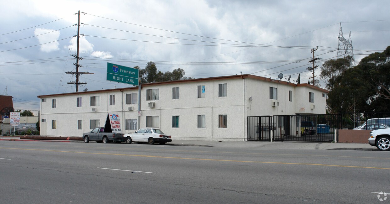 Foto del edificio - 8750 Telfair Ave