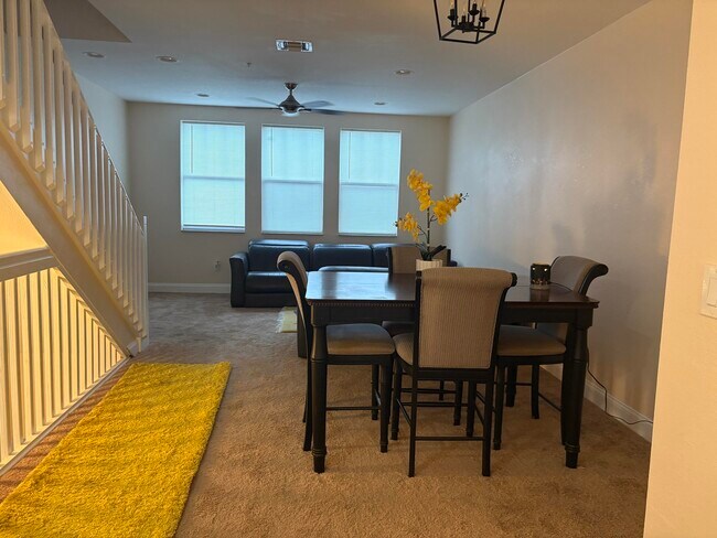 Foto del edificio - 833 Millbrae Ct