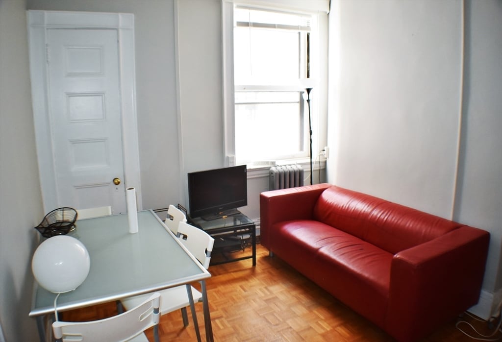 Primary Photo - 21 Beacon St