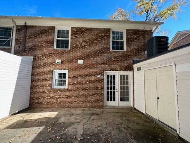 Building Photo - Lovely 3 Bed End-Unit in Battle Forest!