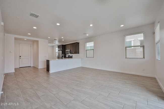 Foto del edificio - 16828 W Evergreen Rd