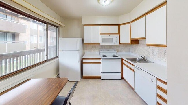 Building Photo - 839 Tappan-839-4