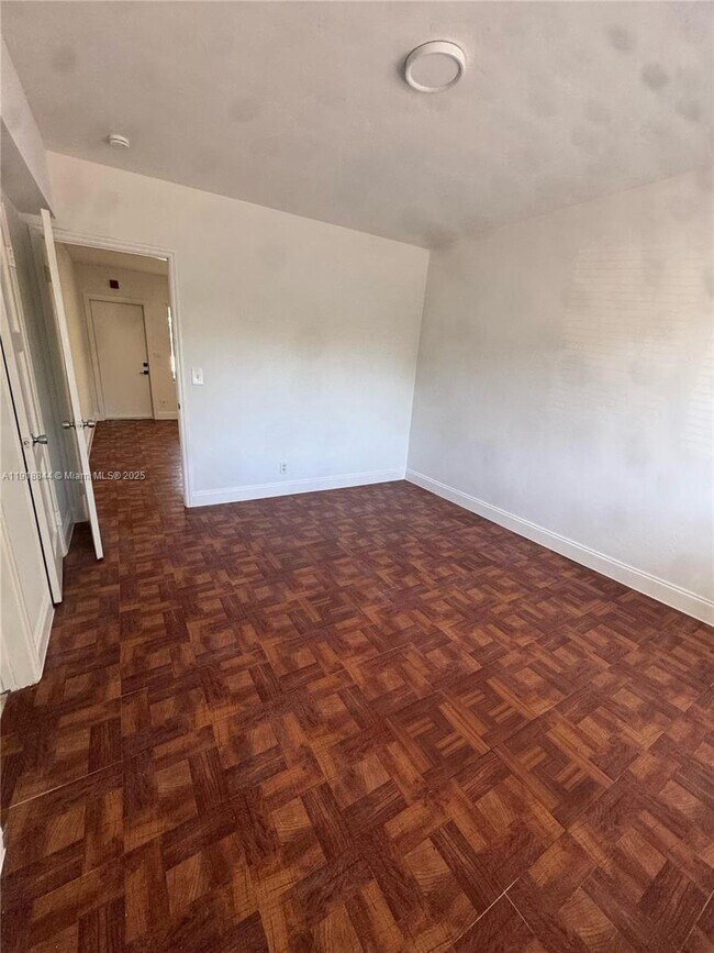 Foto del edificio - 505 NE 82nd St