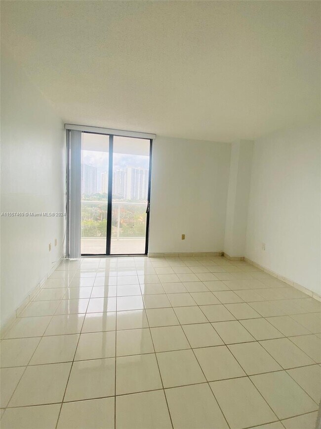 Foto del edificio - 3701 N Country Club Dr