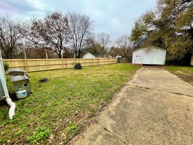 Building Photo - Cute 2 Bed 1 Bathroom Home in Greensboro