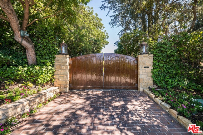 Building Photo - 1550 Amalfi Dr