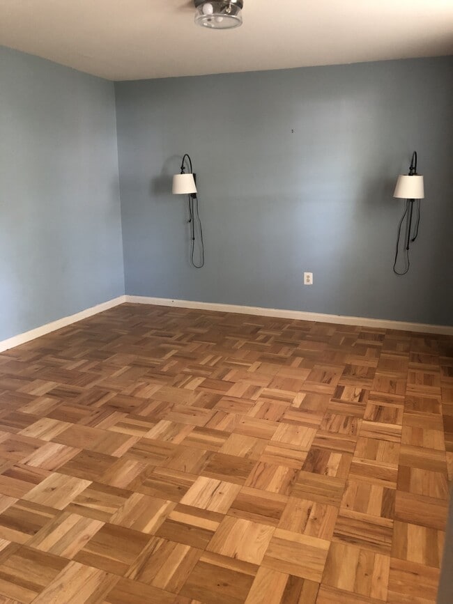 Building Photo - 647 Azalea Dr
