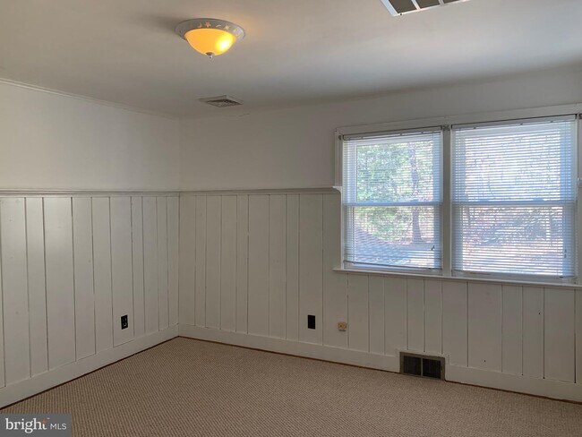 Building Photo - 20 Woodland Dr