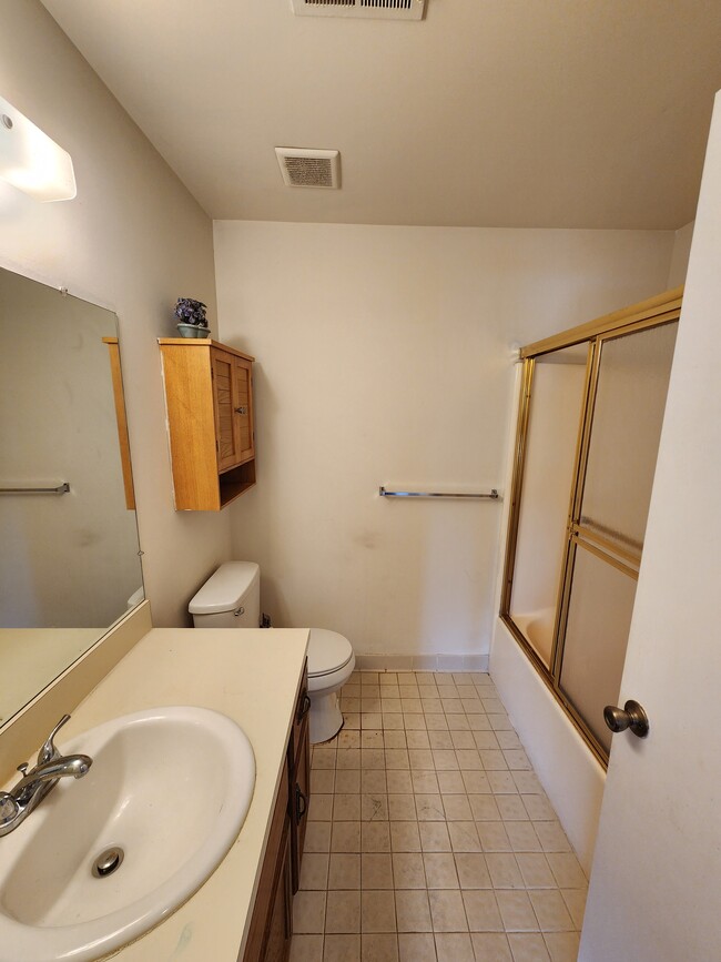 Foto del edificio - 15779 Canal Rd