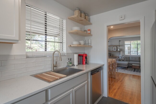 Foto del edificio - 2060 S Williams St