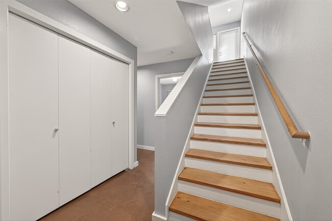 Building Photo - 6911 Yellowstone Way Dr