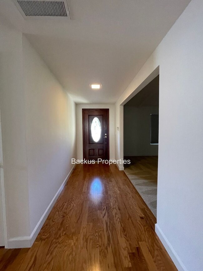 Foto del edificio - Recently remodeled three bedroom home in T...