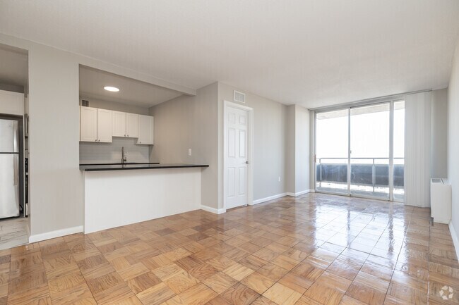 2 habitaciones, 1 baño, 810 pies cuadrados, sala de estar y comedor - 8200W Apartments