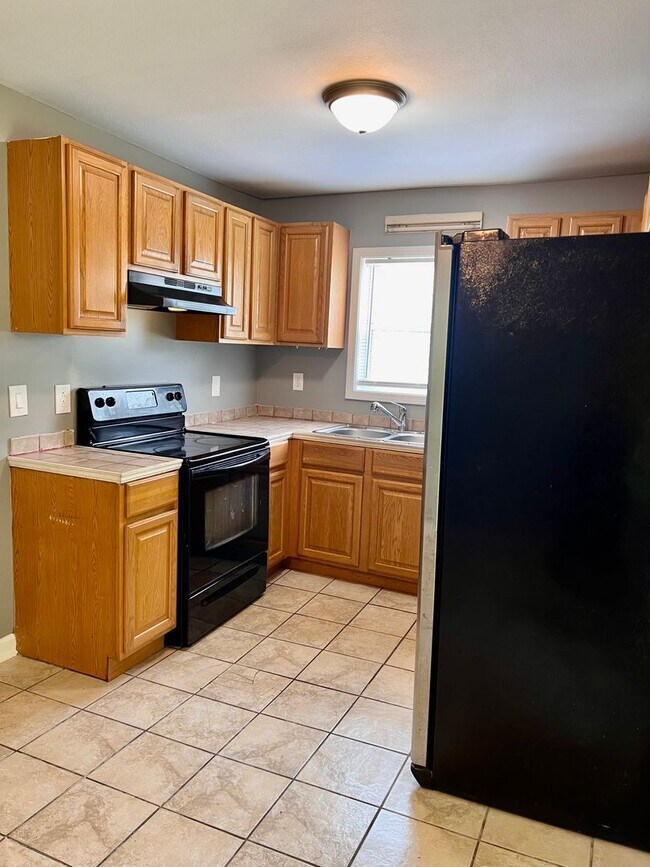 Building Photo - AVAILABLE AUGUST 14! 3 Bedroom Home Near Madison Street