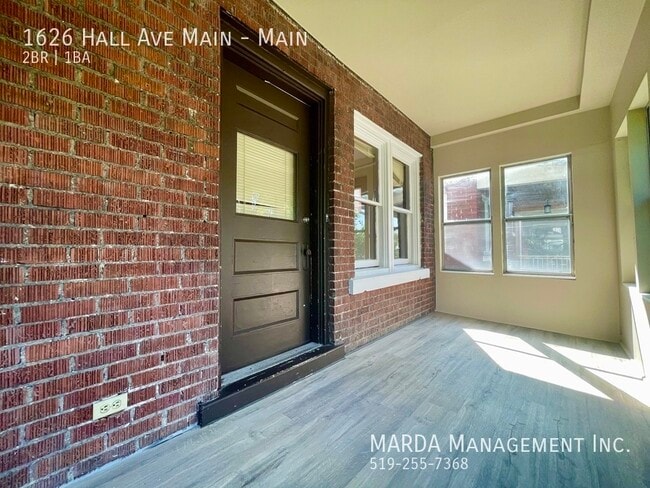Building Photo - CHARMING 2 BED/1 BATH MAIN FLOOR APARTMENT...