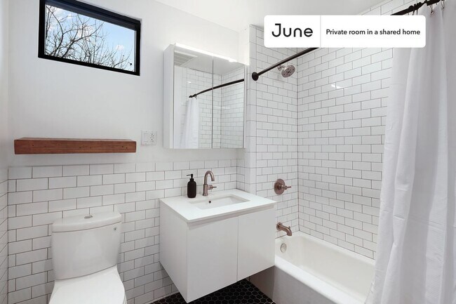 Building Photo - Private bedroom in 6 bed/3 bath Home