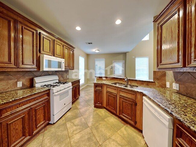 Foto del edificio - 2718 Lakecrest Way Dr