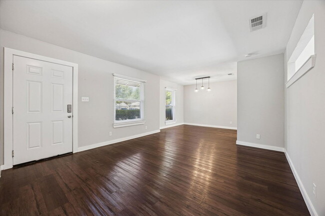 Building Photo - 9711 Marlborough Dr