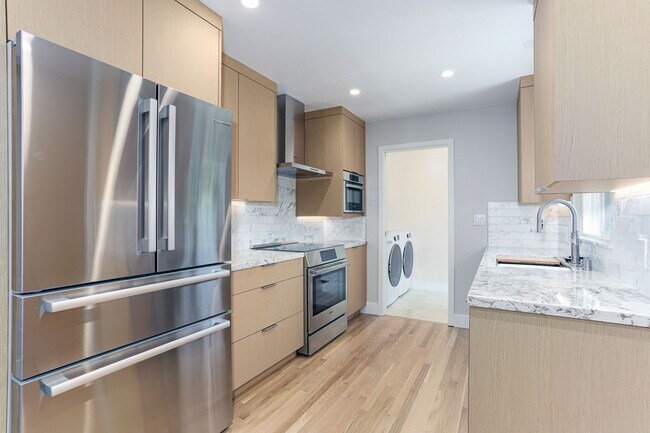 Foto del edificio - FULLY RENOVATED 3 BEDROOM, 2 BATHROOM IN E...
