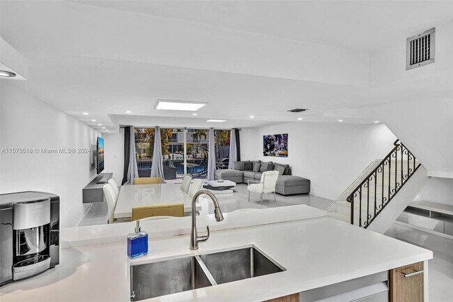 Foto del edificio - 904 NE 25th Ave