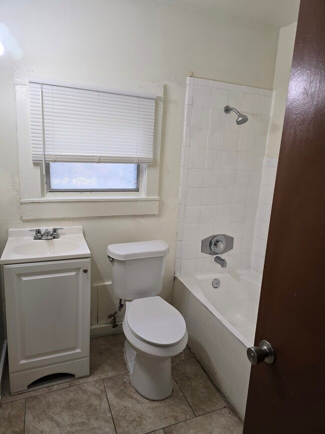 Baño - 9056 8th Ave
