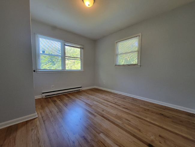 Building Photo - Cute Bungalow Apartment