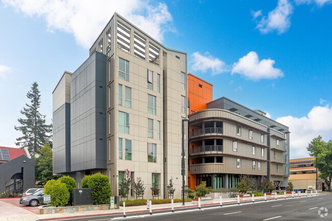 Building Photo - Luna Vista