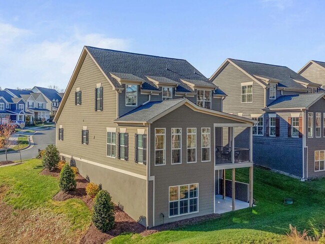 Foto del edificio - Upscale living in this beautiful model home in Old Trail - 4BR, 3.5 Ba